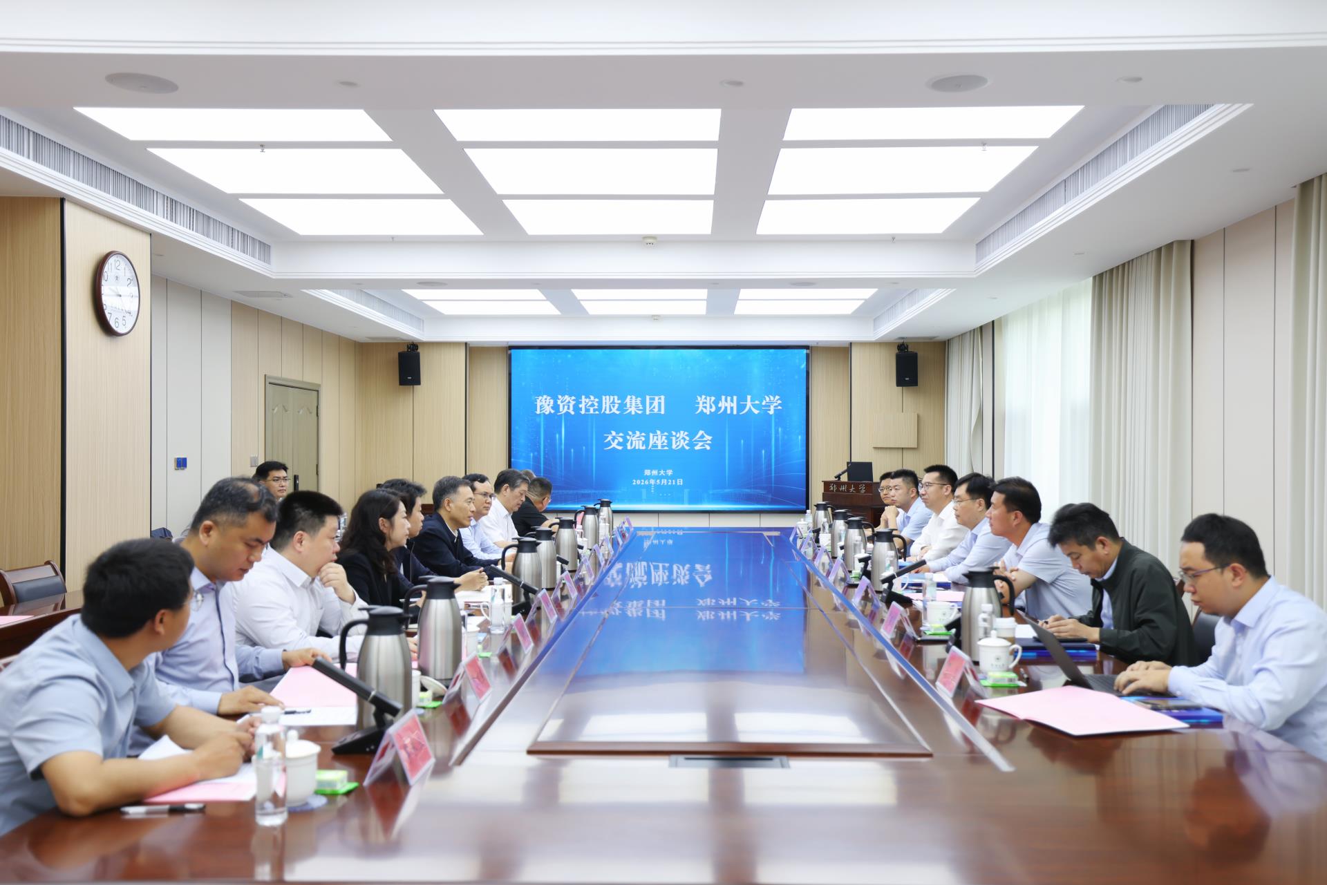 Li Ming, Bí thư Đảng ủy, Chủ tịch Tập đoàn Yuzi Holding, đã đến Đại học Zhengzhou để thảo luận và trao đổi